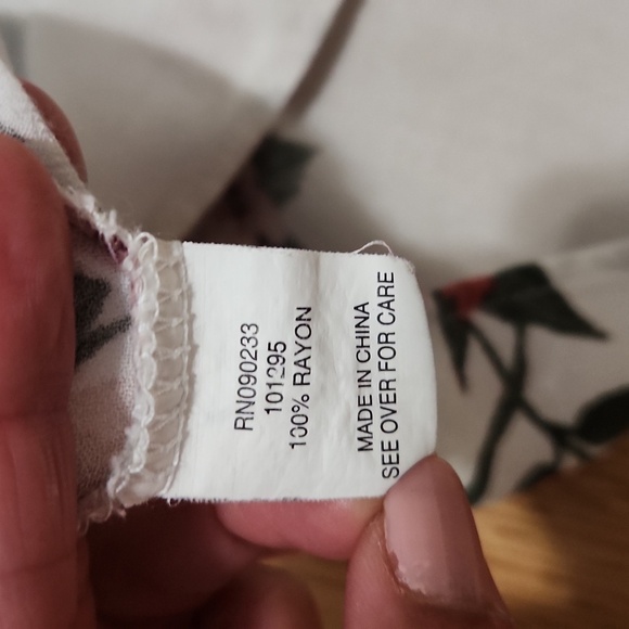 Kendall and Kylie crop floral lace up vneck blouse size medium - Picture 8 of 9